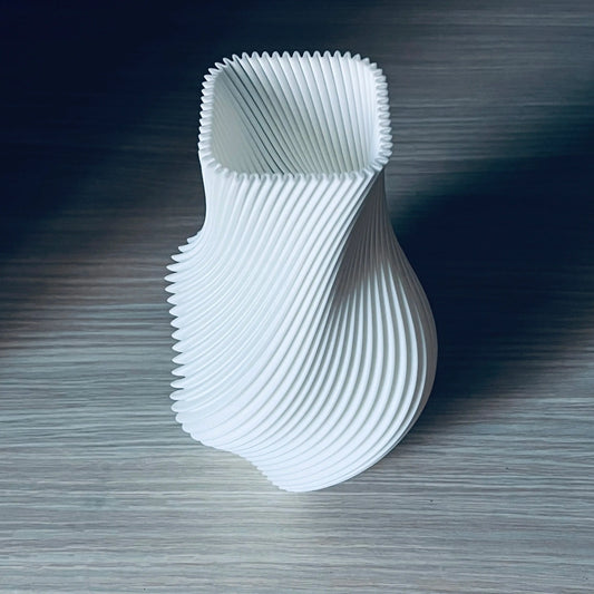 Vaza decorativa alba cu design spiralat striat, 20 cm, stil modern minimalist