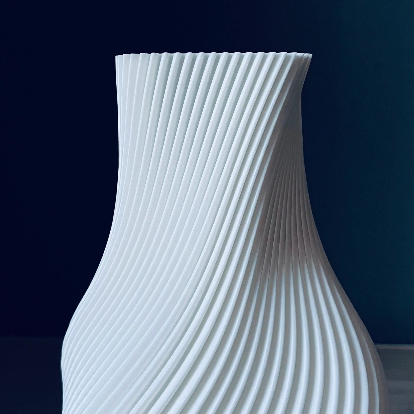 Vaza decorativa alba cu design spiralat striat, 20 cm, stil modern minimalist