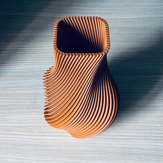 Vaza decorativa caramizie 20 cm cu design spiralat striat, stil modern minimalist