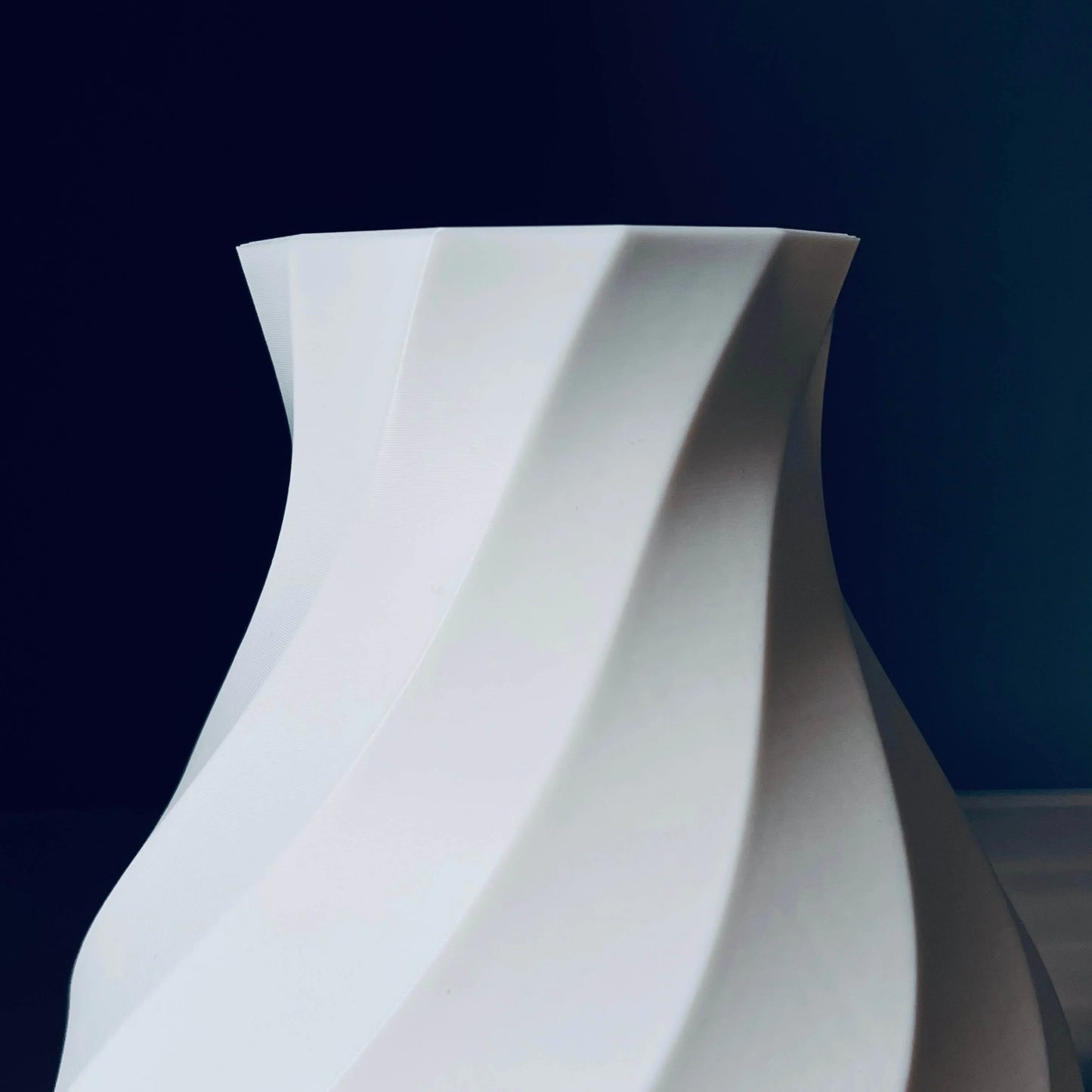 Vaza decorativa alba cu design spiralat, 20 cm, stil modern minimalist