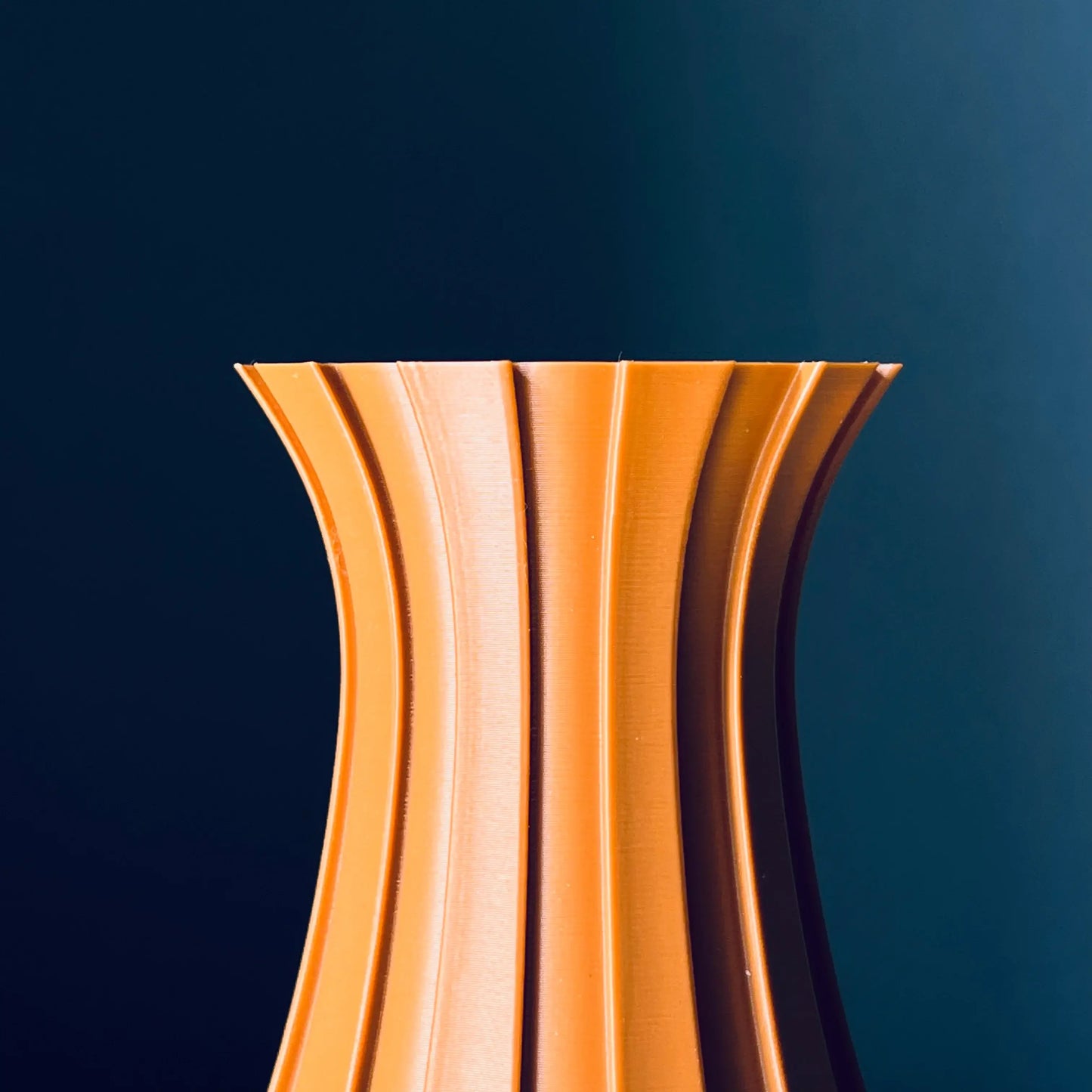 Vaza decorativa caramizie, 19.5 cm cu design vertical, stil modern minimalist
