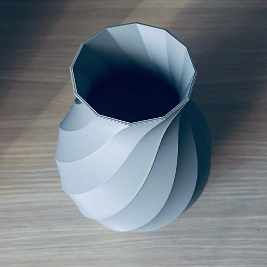 Vaza decorativa gri cu design spiralat, 20 cm, stil modern minimalist