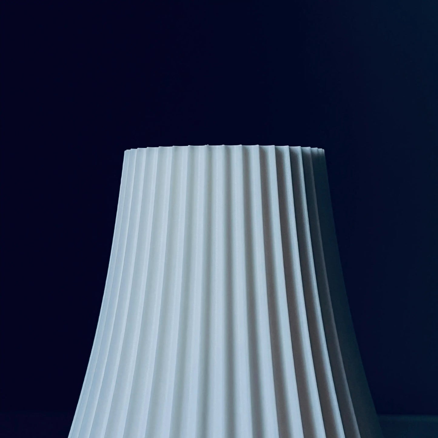 Vaza decorativa alba cu design striat, 18 cm, stil modern minimalist