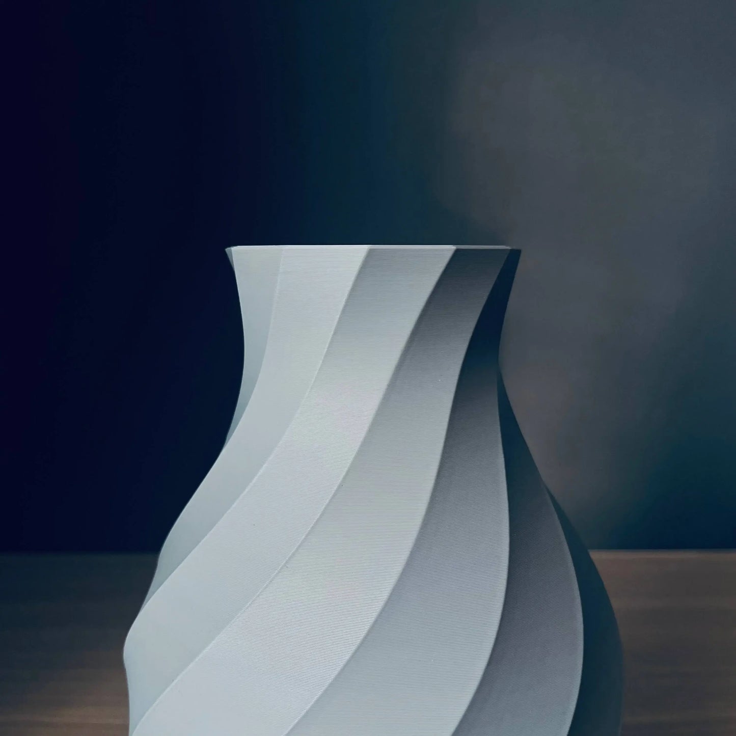 Vaza decorativa gri cu design spiralat, 20 cm, stil modern minimalist