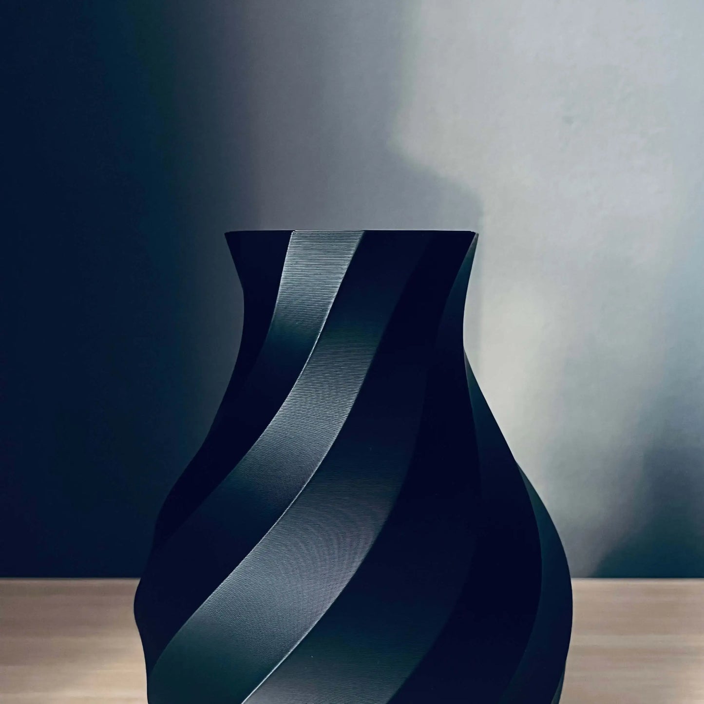 Vaza decorativa neagra cu design spiralat, 20 cm, stil modern minimalist