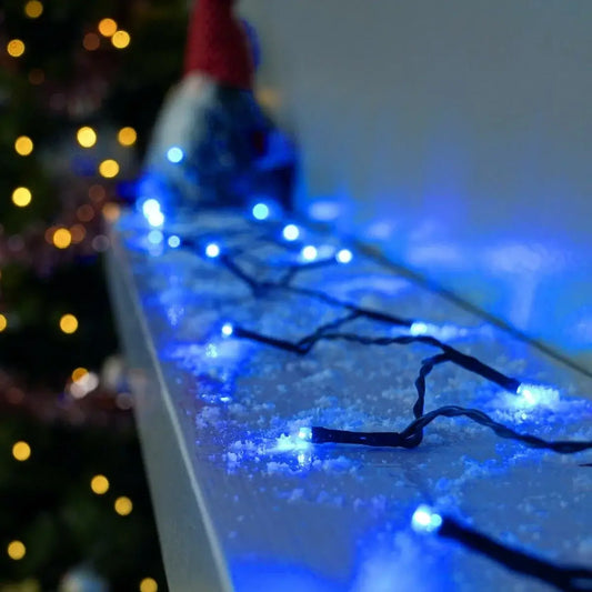 Instalație Crăciun liniară 17 m / 200 LED-uri – albastru, fir negru, 8 jocuri de lumină, interior/exterior