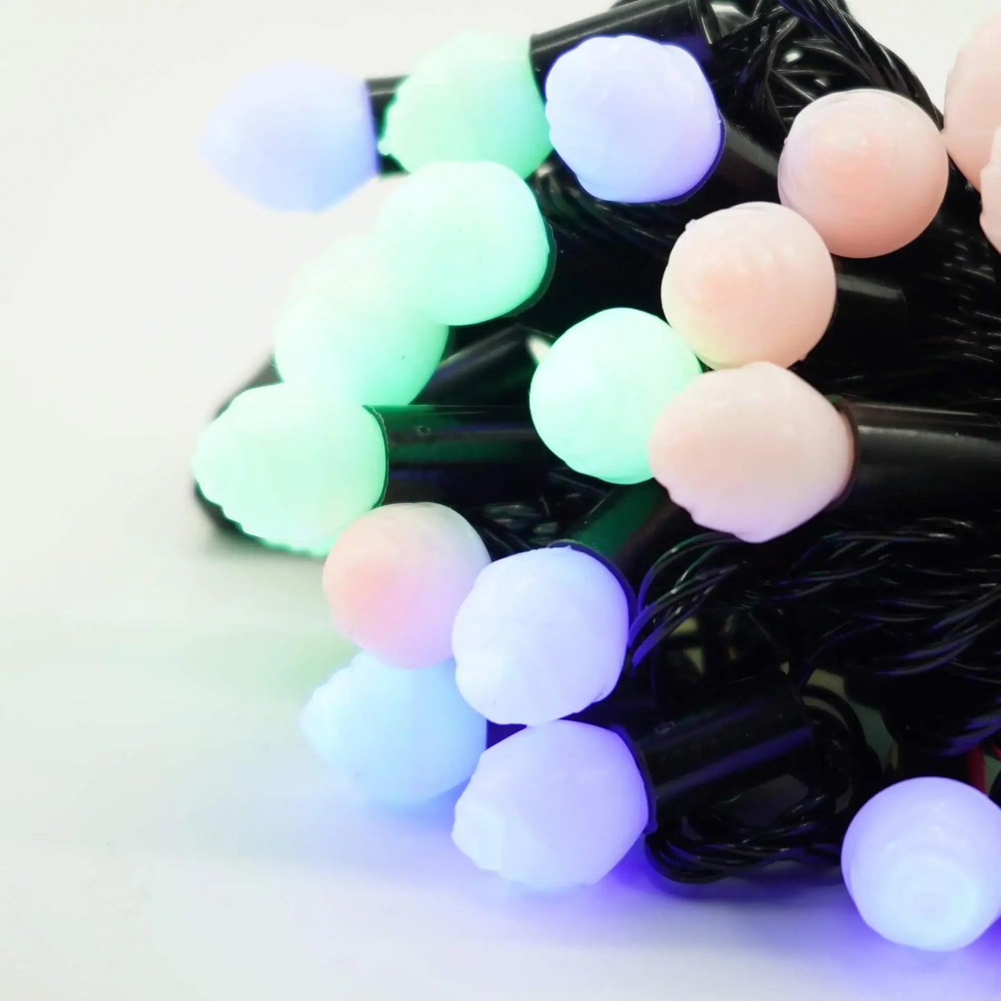 Instalație Crăciun liniară 10 m / 40 LED-uri – multicolor, fir negru, biluțe mate, interior/exterior