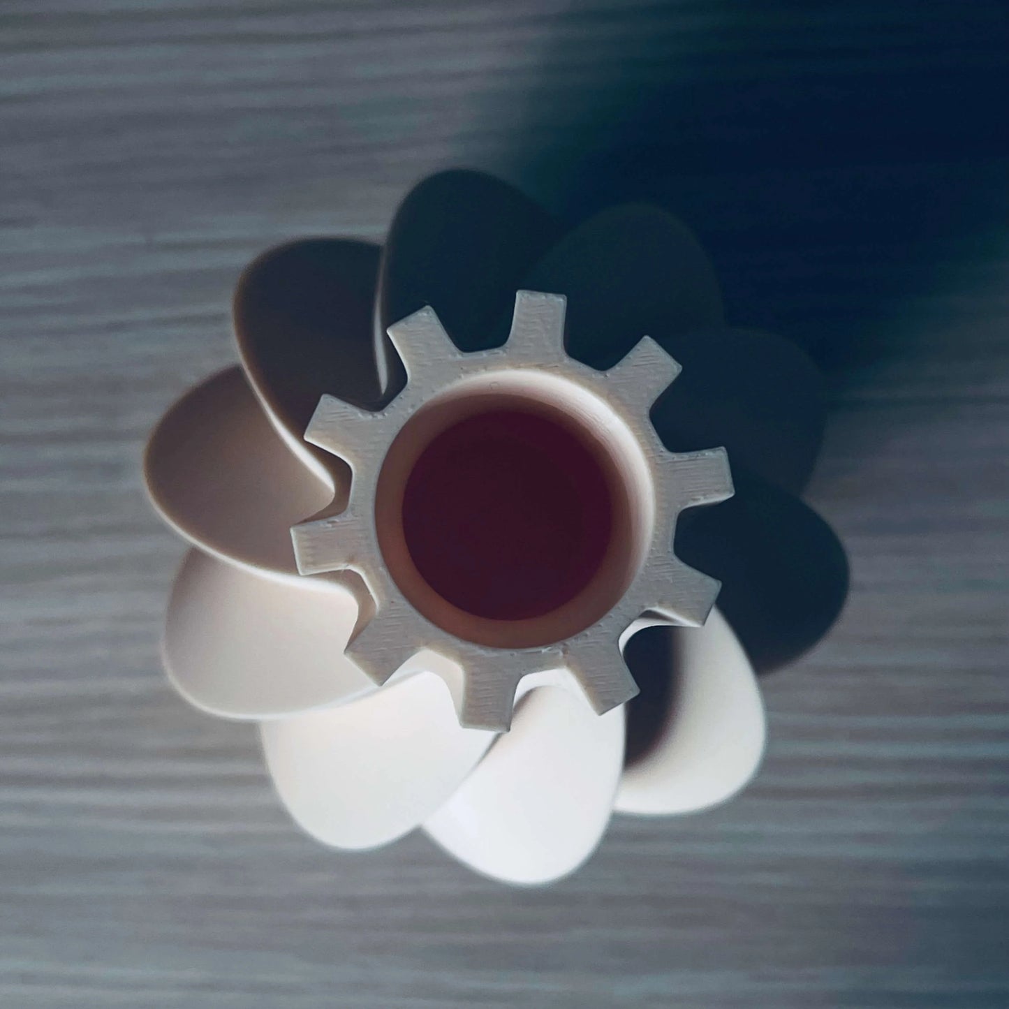 Vază decorativă crem cu design spiralat, 20 cm, stil modern minimalist