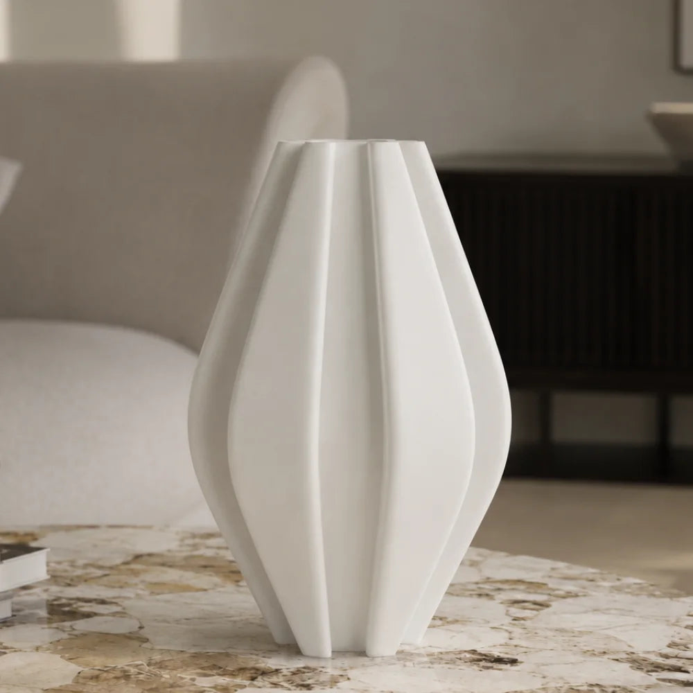 Vaza decorativa alb mat, 20 cm, cu nervuri sculpturale