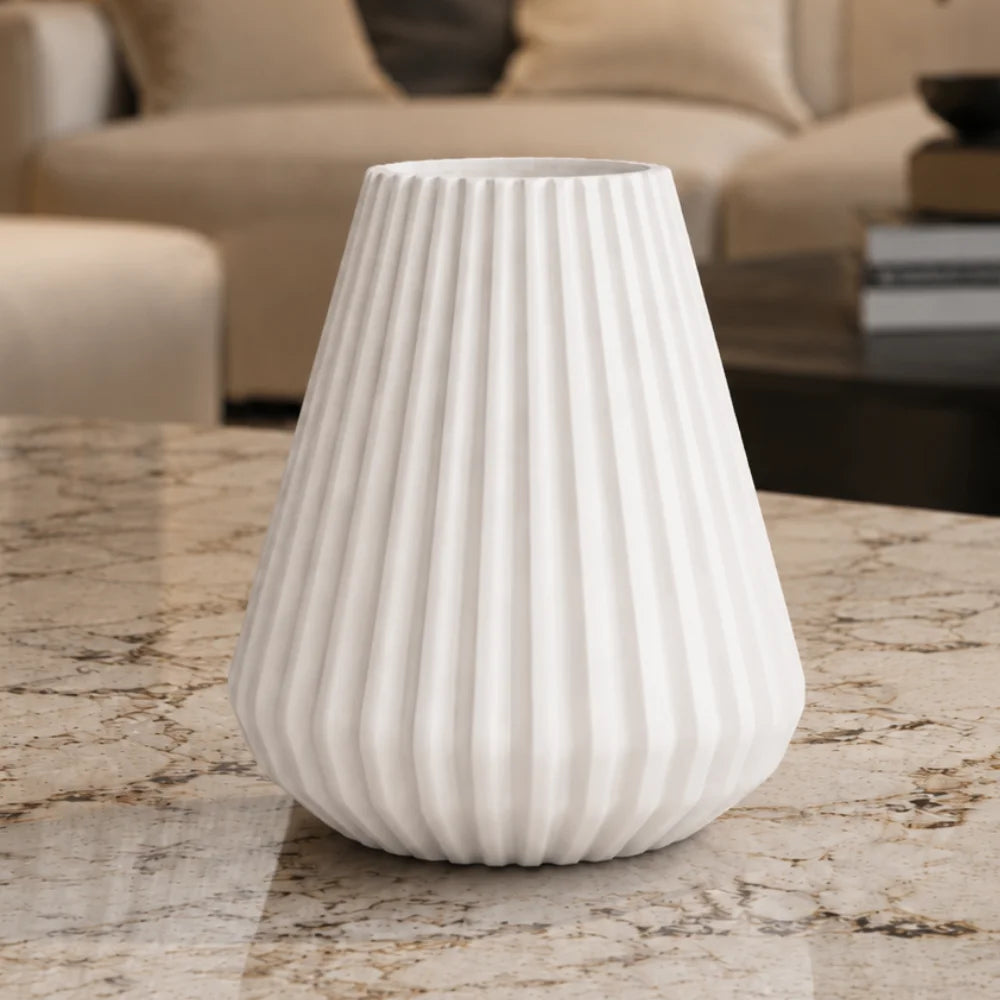 Vaza alba decorativa, 20 cm, cu finisaj mat si linii fine