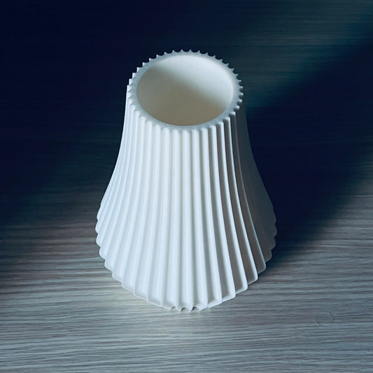 Vaza decorativa alba cu design striat, 18 cm, stil modern minimalist