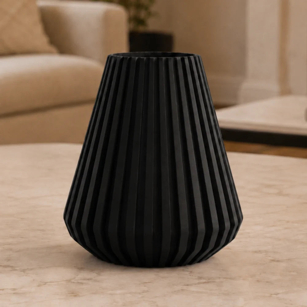 Vaza compacta negru mat, 20 cm, cu linii verticale in relief