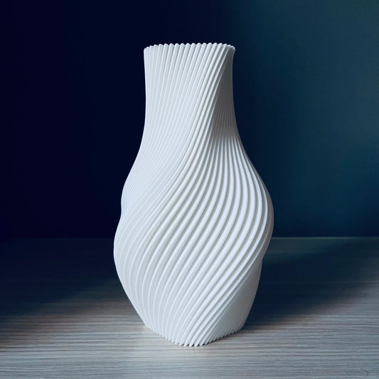 Vaza decorativa alba cu design spiralat striat, 20 cm, stil modern minimalist