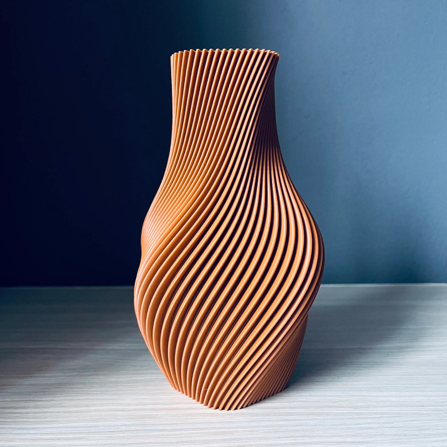 Vaza decorativa caramizie 20 cm cu design spiralat striat, stil modern minimalist