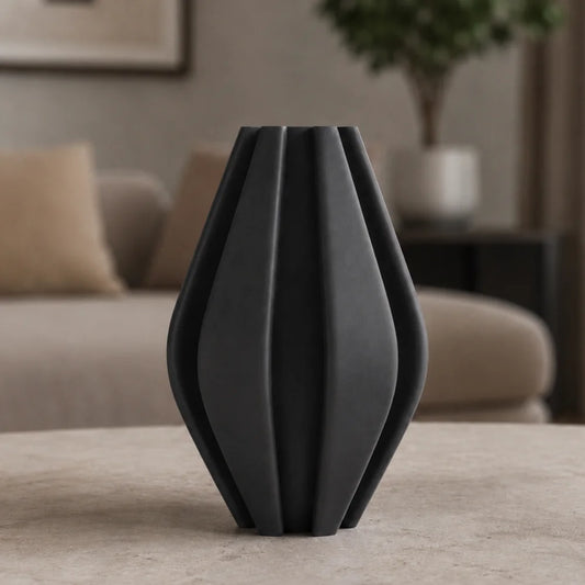 Vaza decorativa negru mat, 20 cm, cu nervuri verticale, ideala pentru flori artificiale