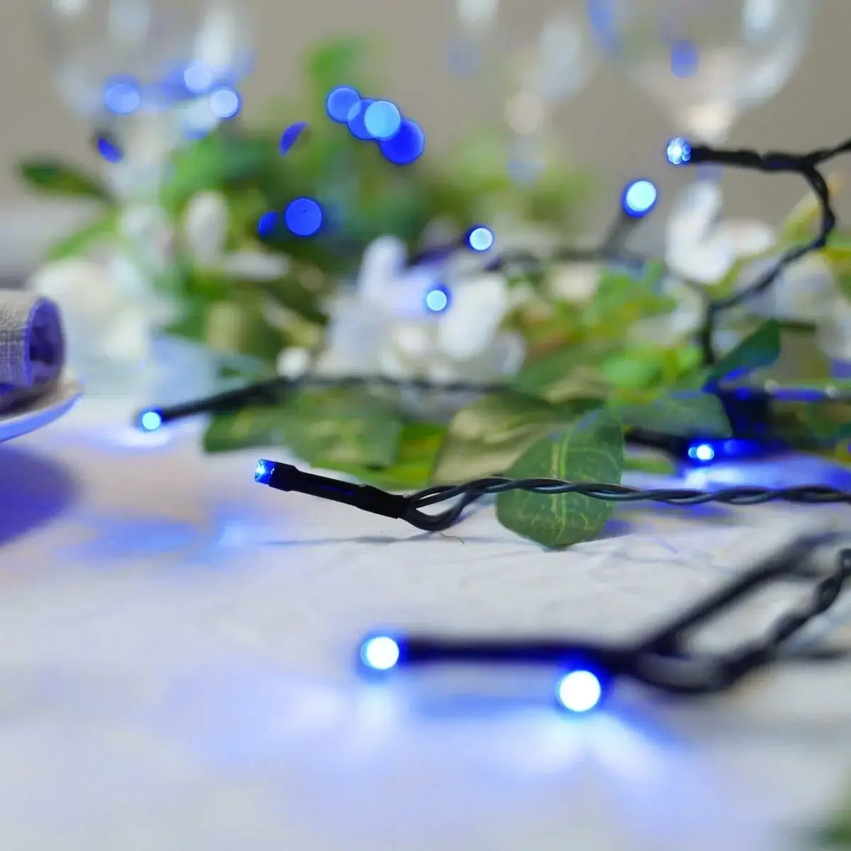 Instalație Crăciun liniară 17 m / 200 LED-uri – albastru, fir negru, 8 jocuri de lumină, interior/exterior